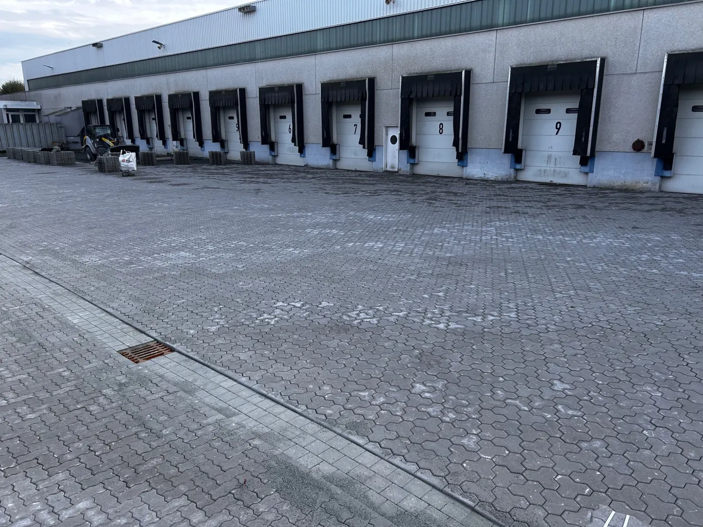 Große gewerbliche Pflasterfläche