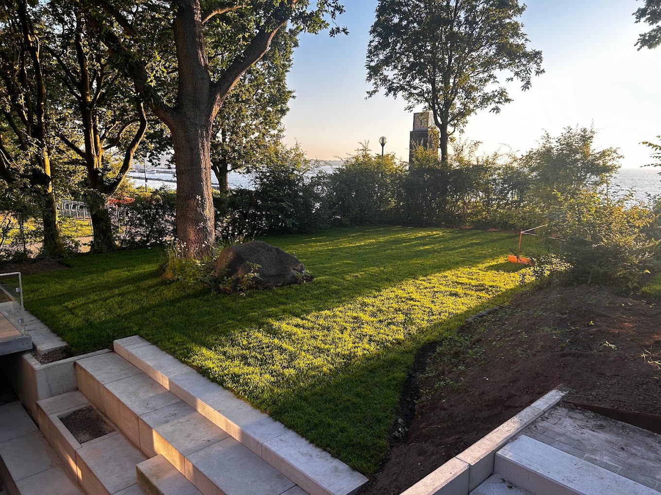 Abfangung und Rasenanlage mit Meerblick