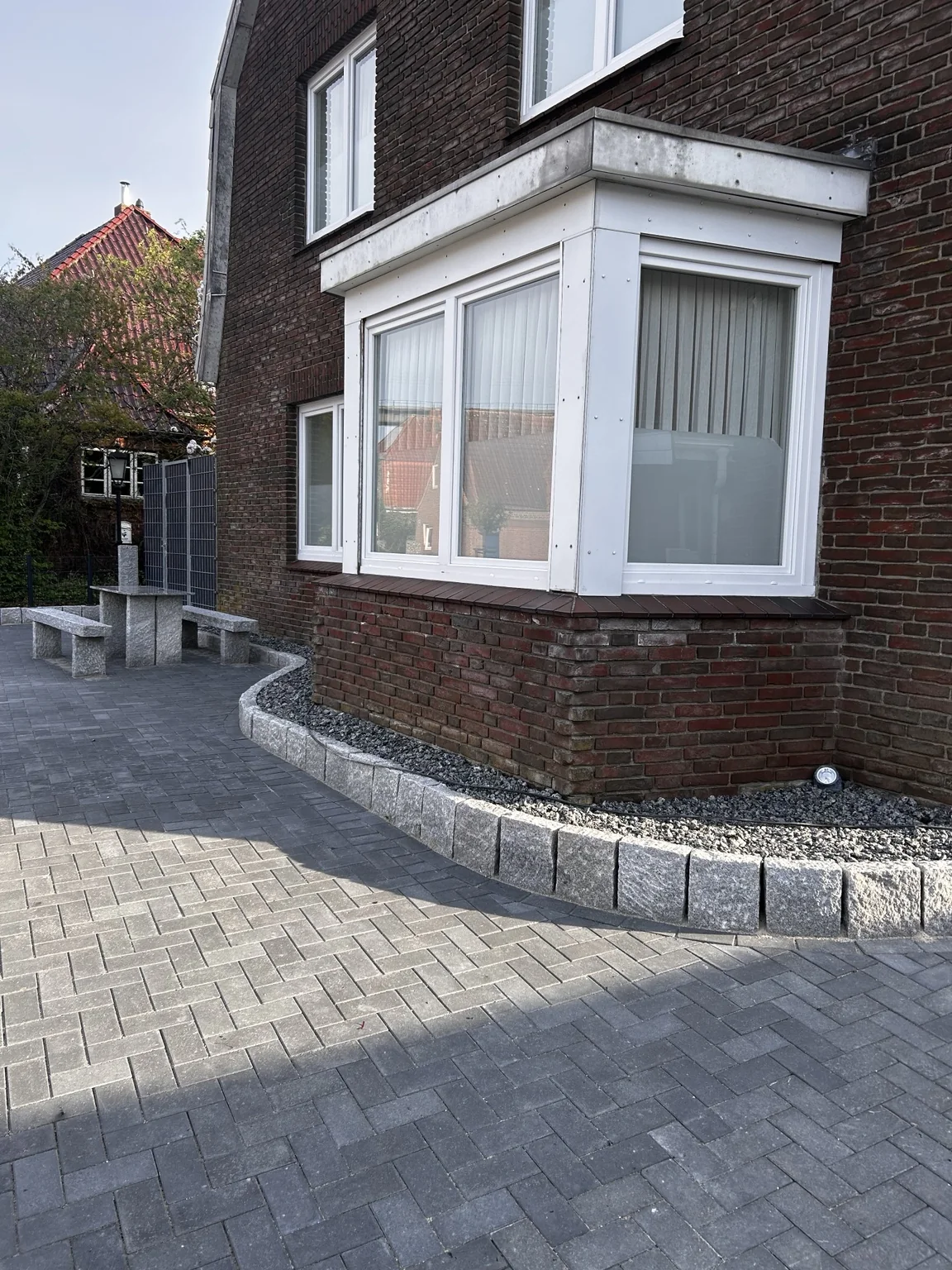 Sauber eingefasste Pflasterfläche am Wohnhaus