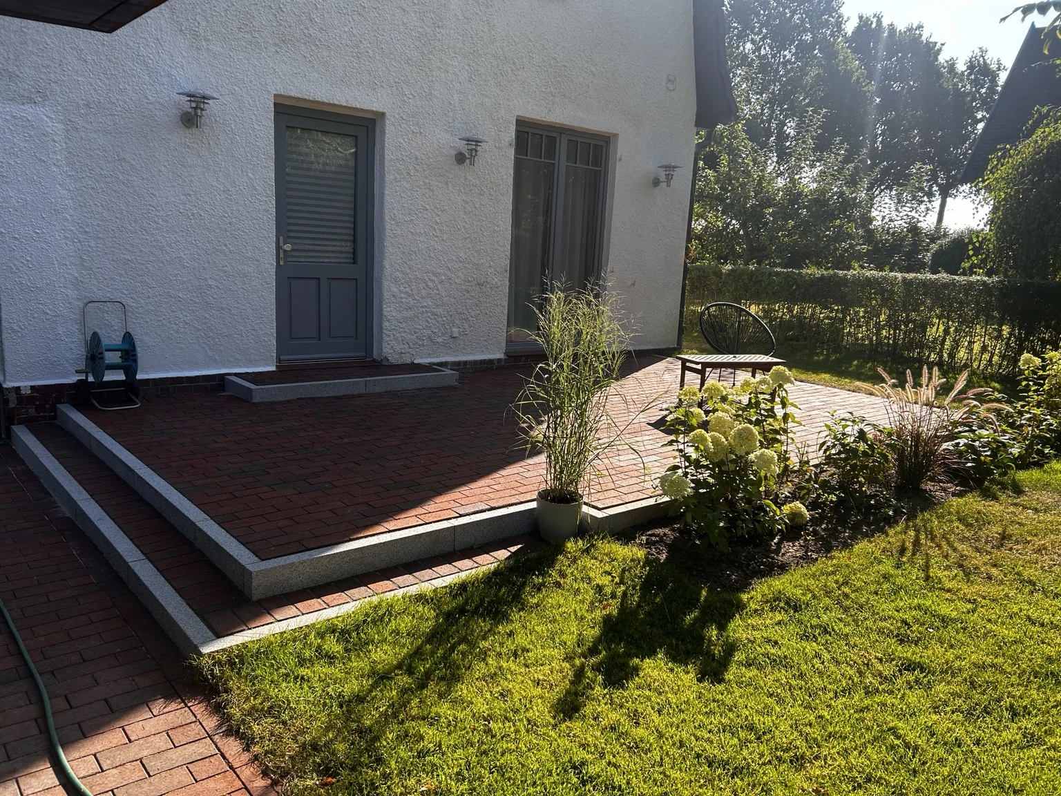 Terrasse mit Klinkerpflaster und Einfassung