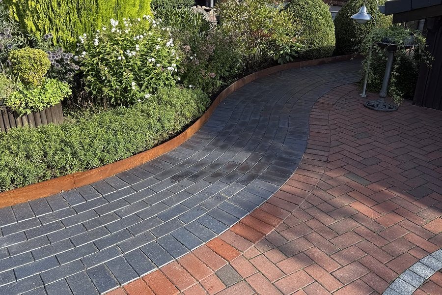 Geschwungener Gartenweg mit Klinker-Randstreifen