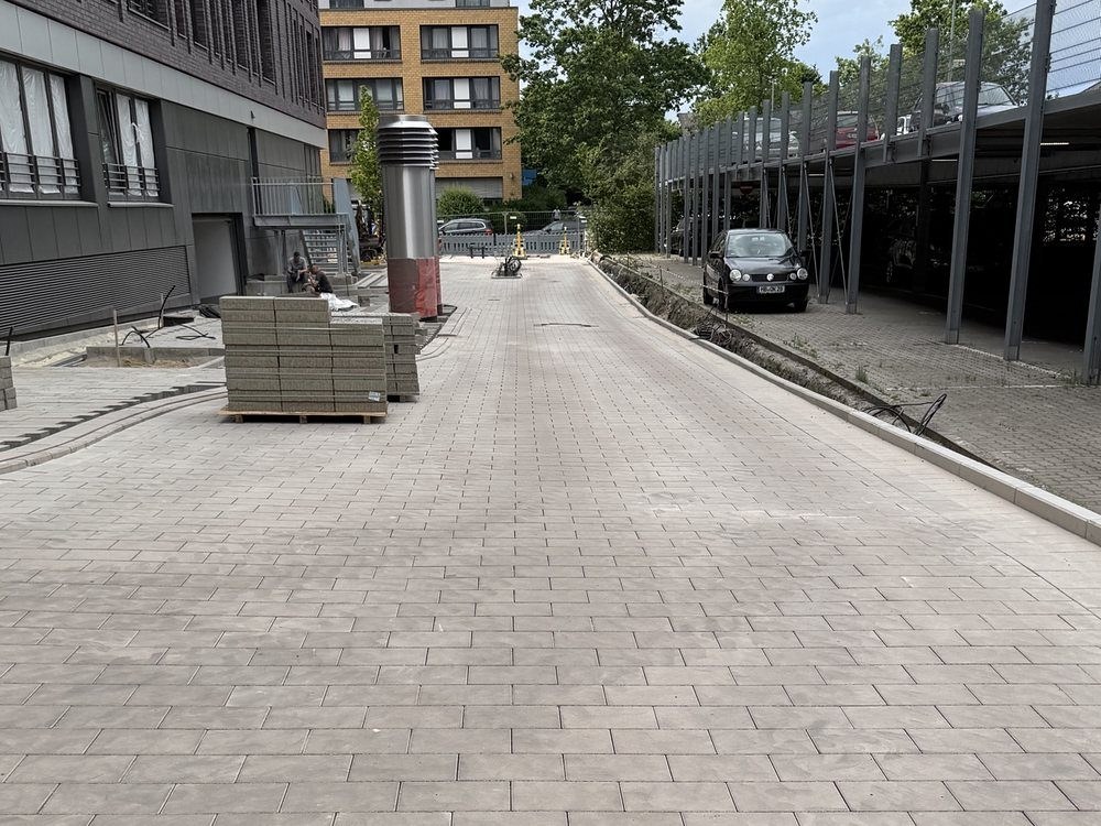 Erschließungsstraße in Betonpflaster in einem Wohngebiet