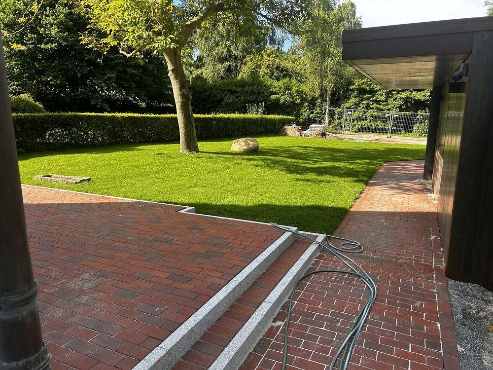 Gartenweg aus Klinkerpflaster mit Rinne am Rasen