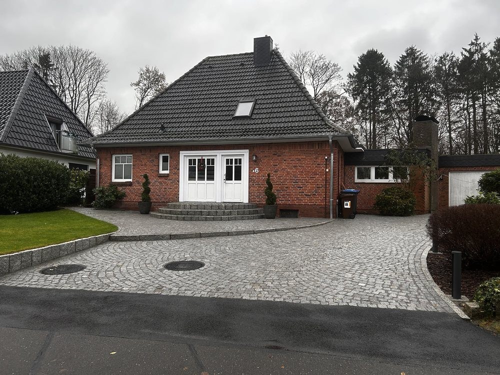 Einfahrt und Vorplatz an einem Einfamilienhaus