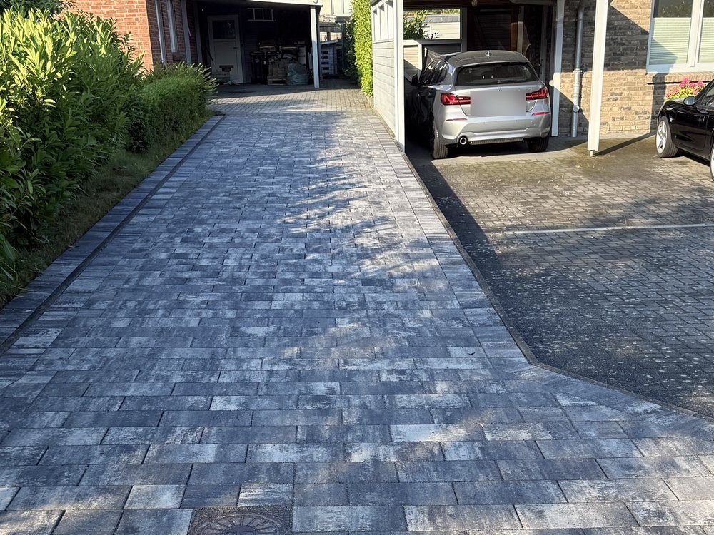 Einfahrt in anthrazitfarbenem Pflaster mit Stellplatz