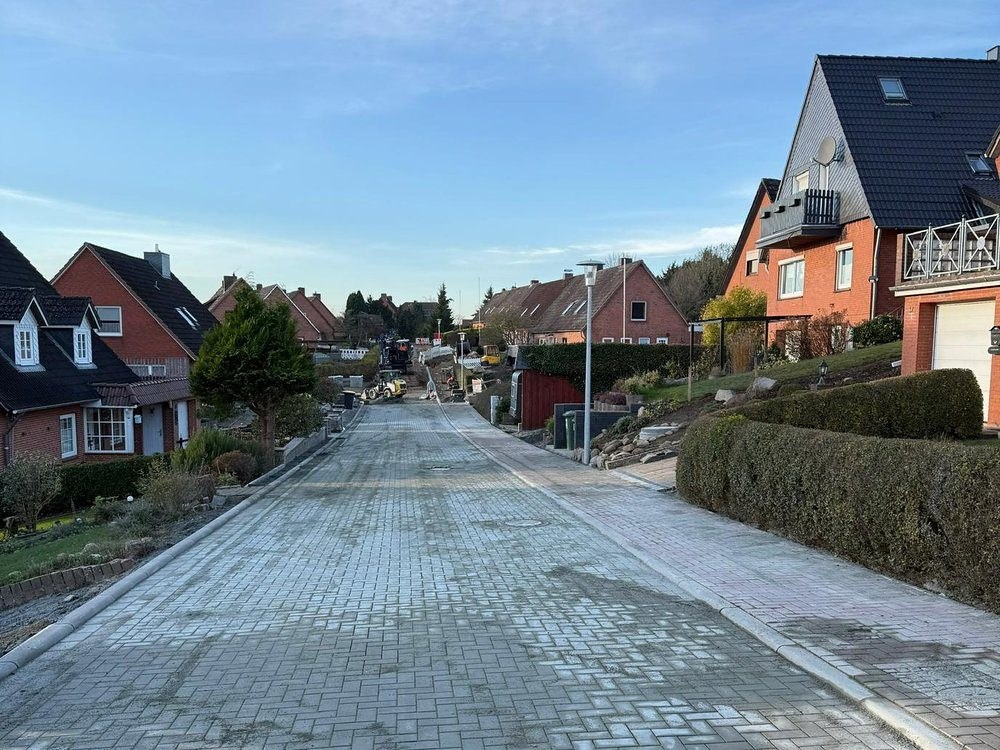 Fertig gepflasterte Wohnstraße mit Einfahrten