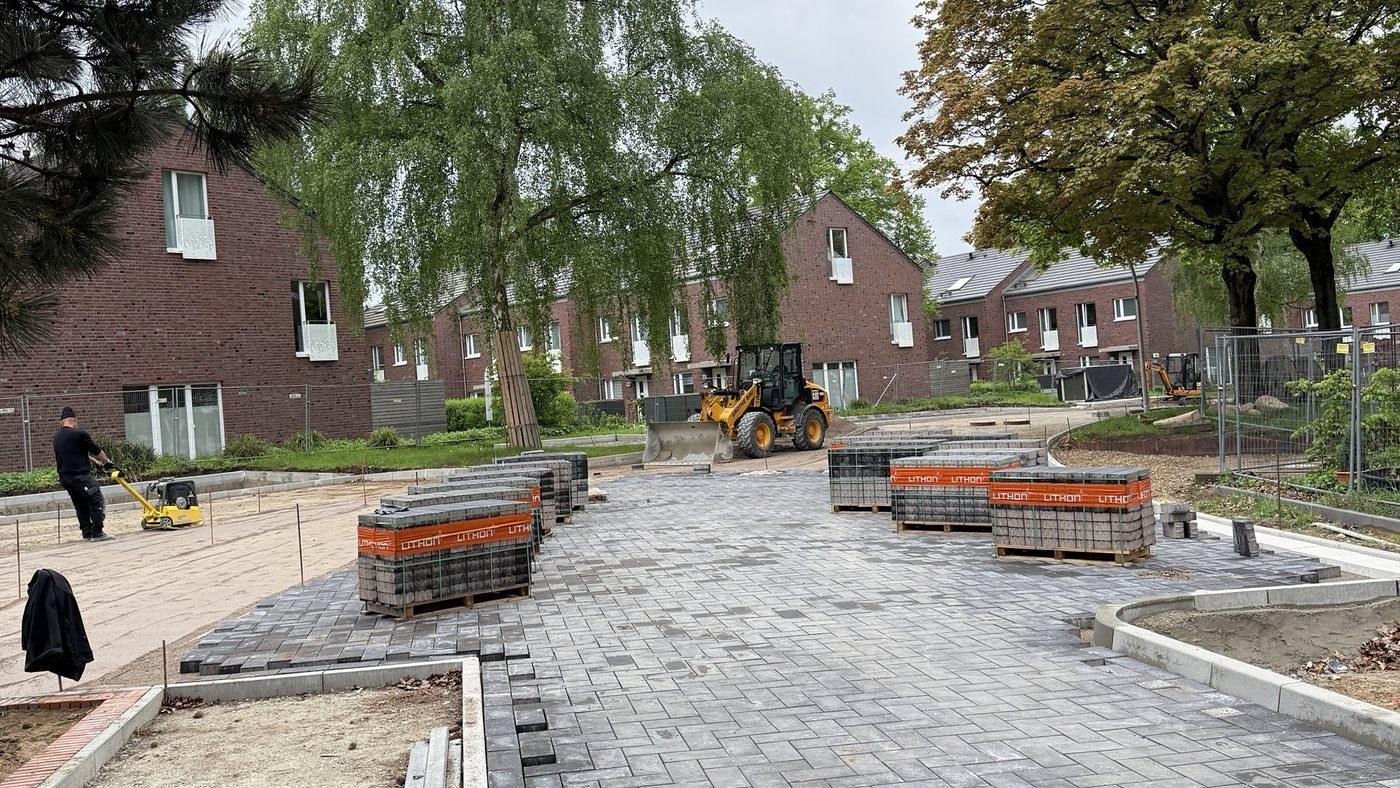 Große Pflasterfläche im Wohngebiet